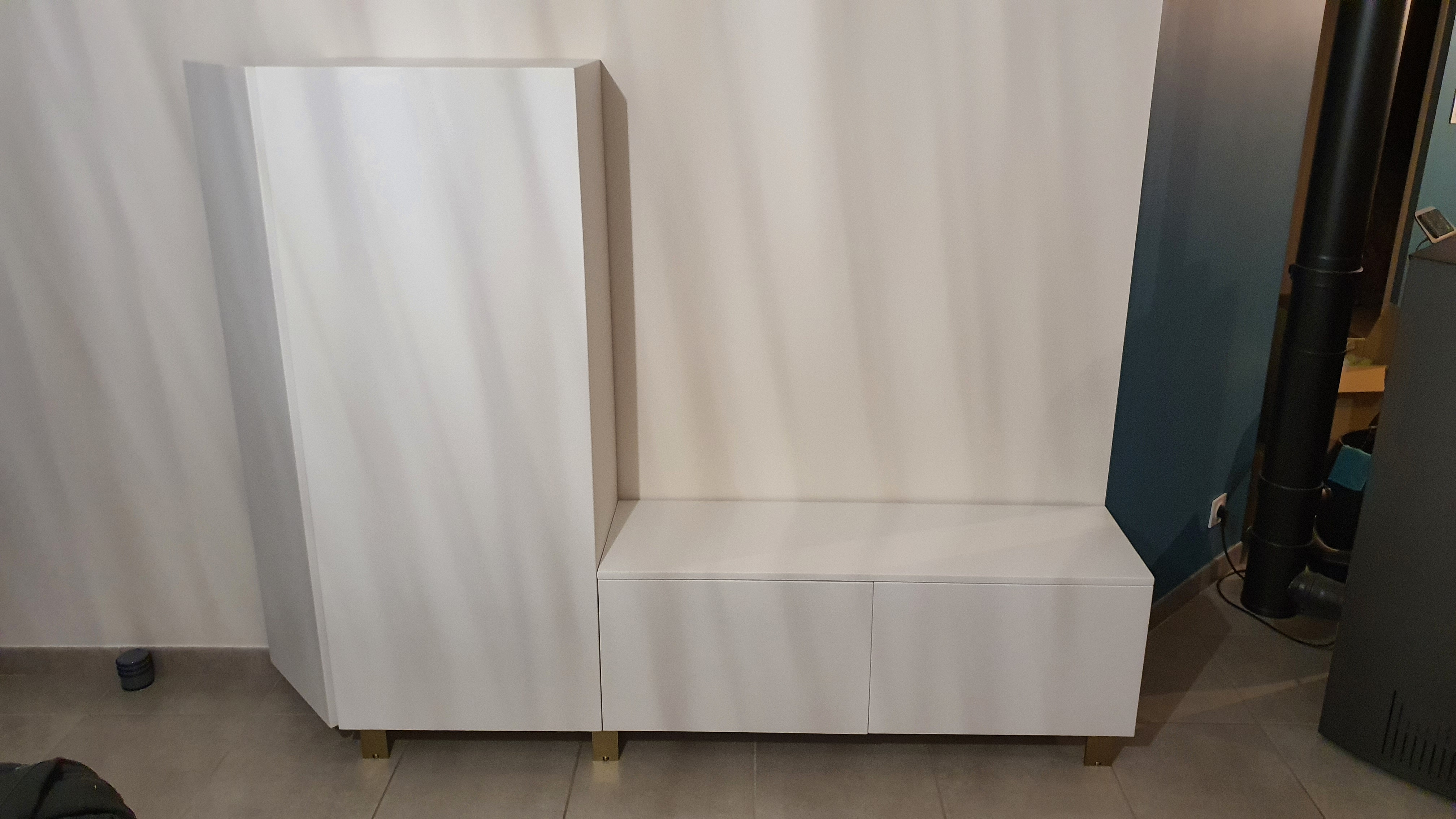 Meuble d’entrée laqué blanc avec penderie et banc à tiroirs, design épuré