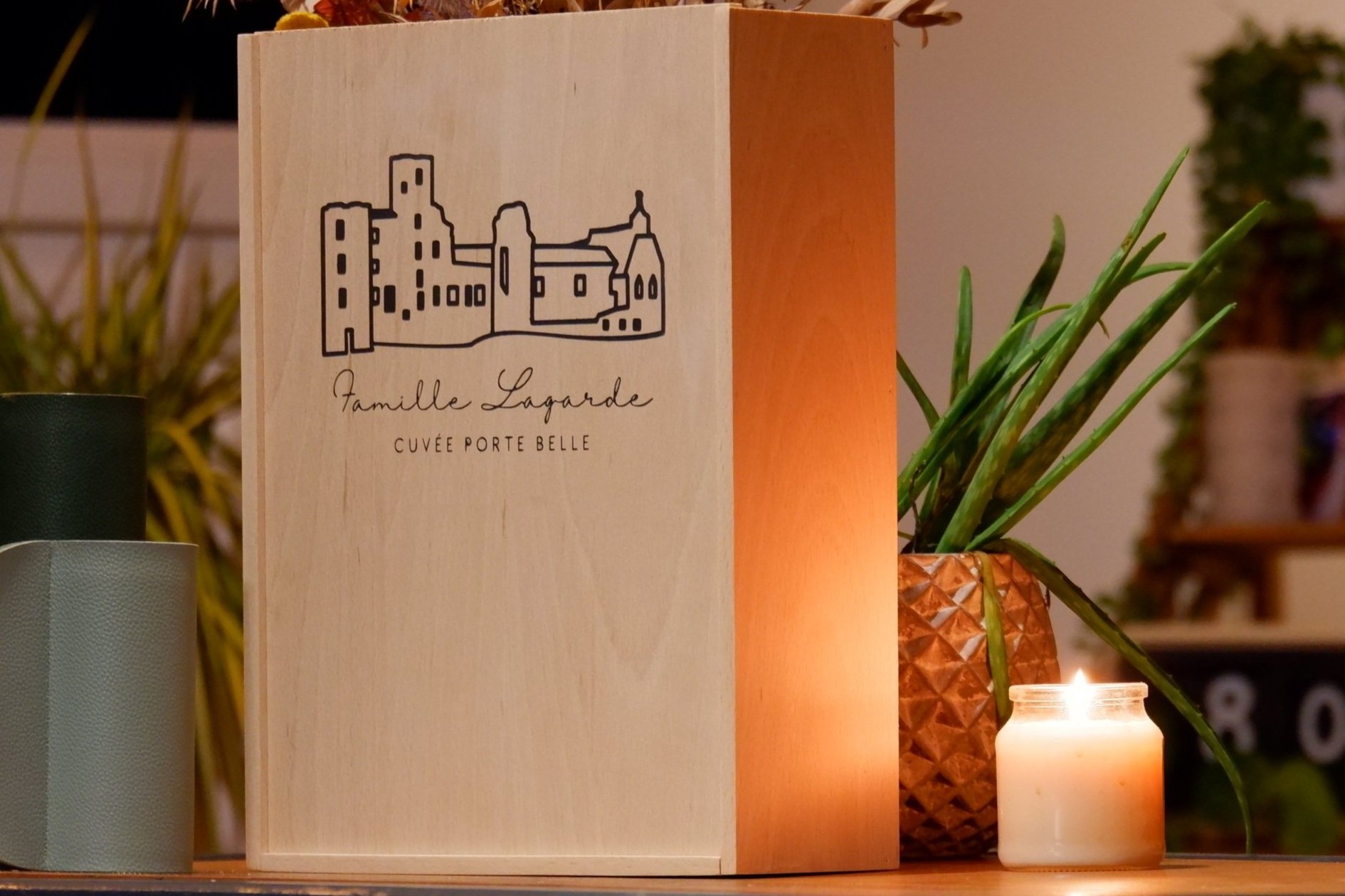 Caisse de vin en bouleau gravée Famille Lagarde avec illustration du château
