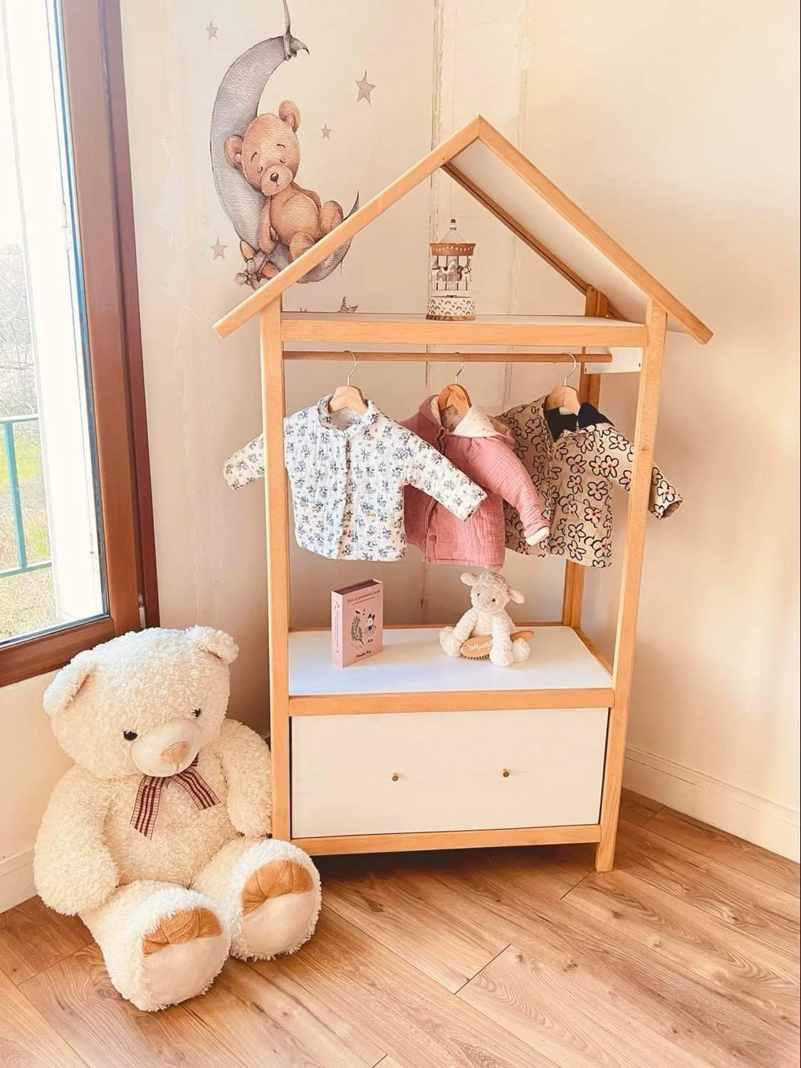 Penderie enfant en forme de maison en hêtre avec tiroir blanc