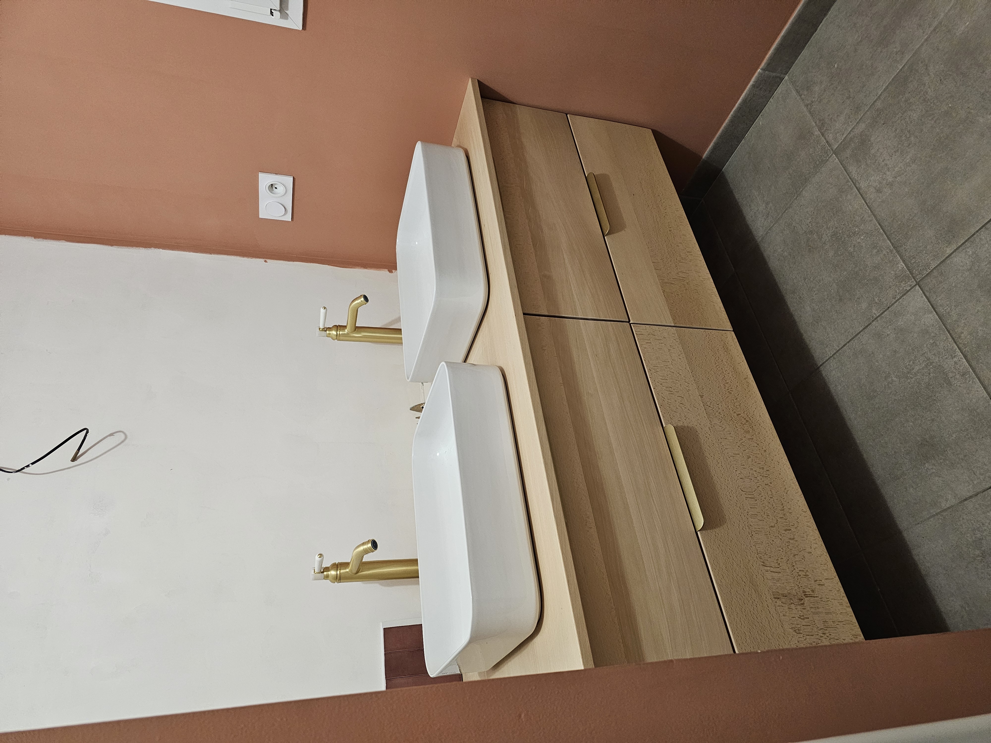 Meuble vasque suspendu en hêtre avec double vasque blanche et robinetterie laiton doré