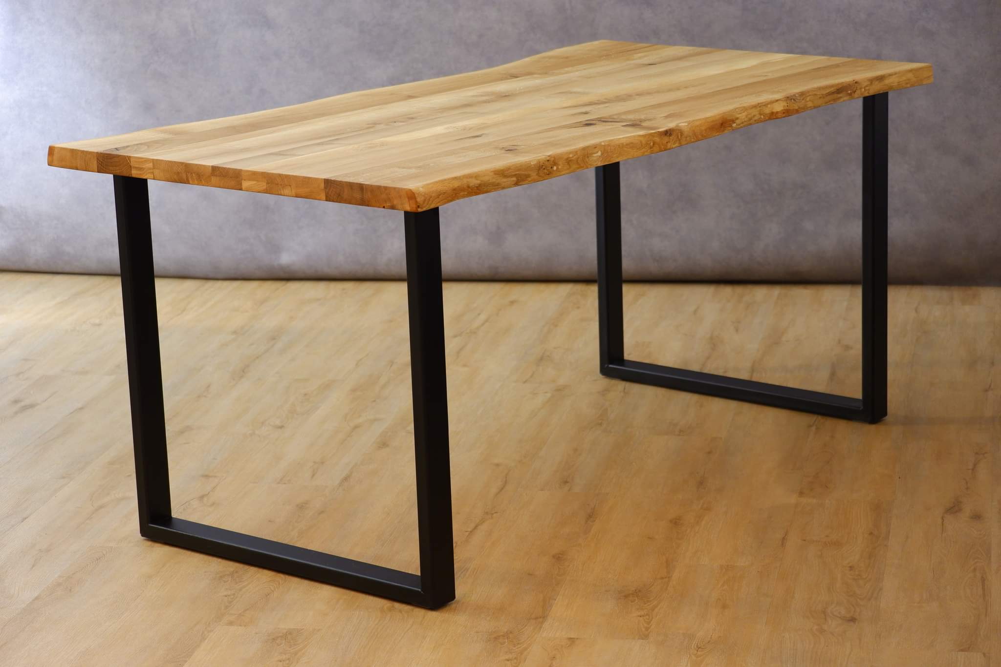 Table en chêne massif bords bruts avec piètement en acier thermolaqué noir en U
